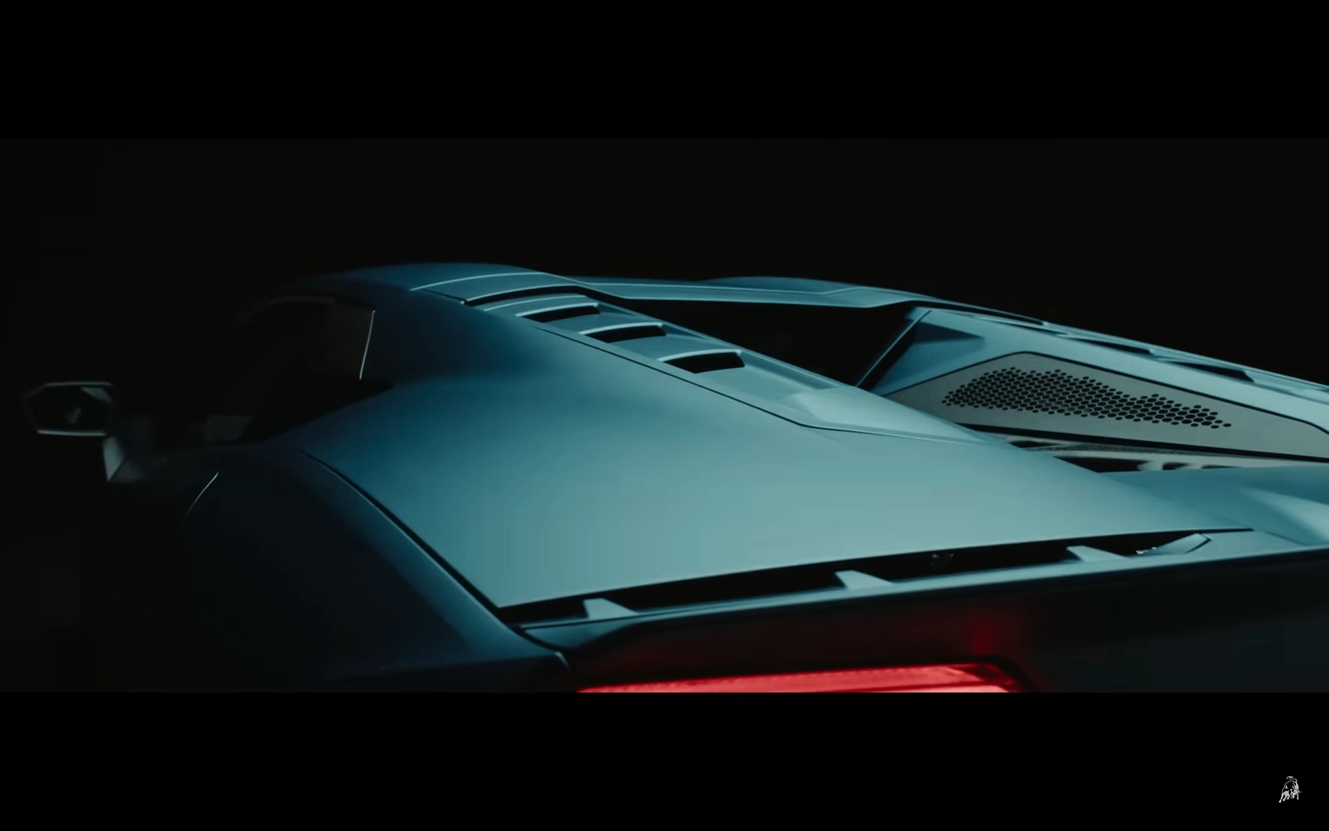 Lamborghini vintage color verde acido tra le campagne