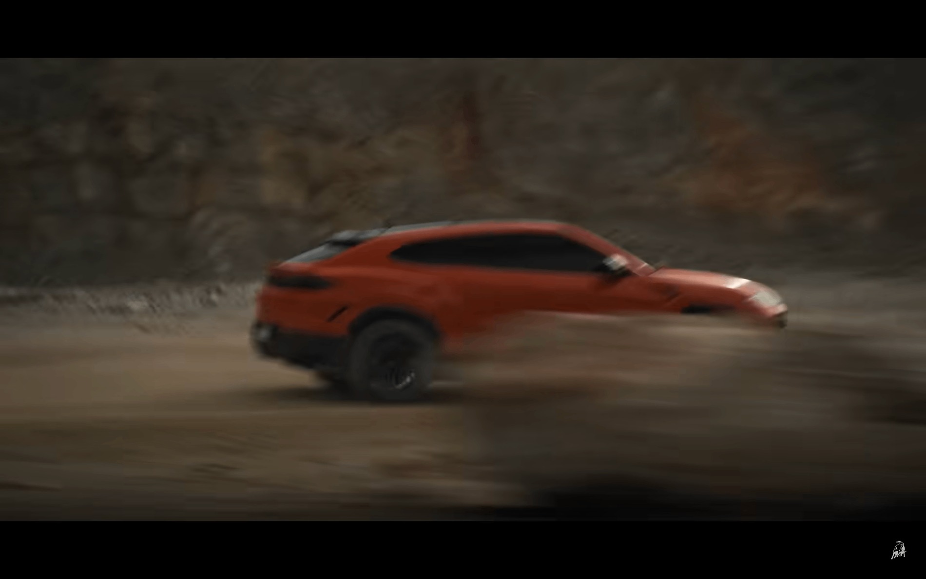 vista dall'alto di sfilata di auto Lamborghini di diversi colori nella natura vicino ad un fiume