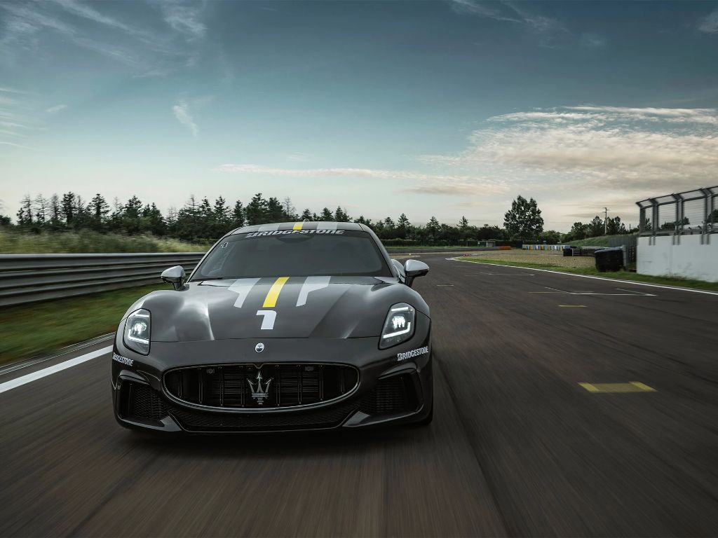 Maserati sul rettilineo del circuito di Varano.
