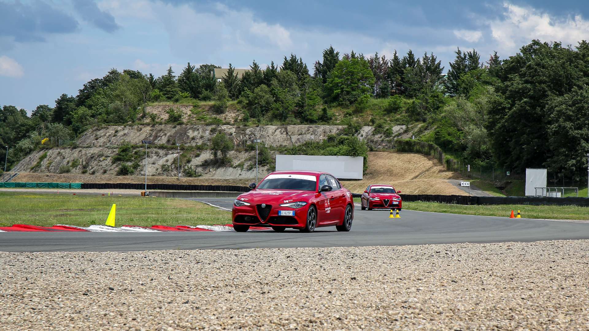 Due Alfa Romeo girano sul circuito di Varano.