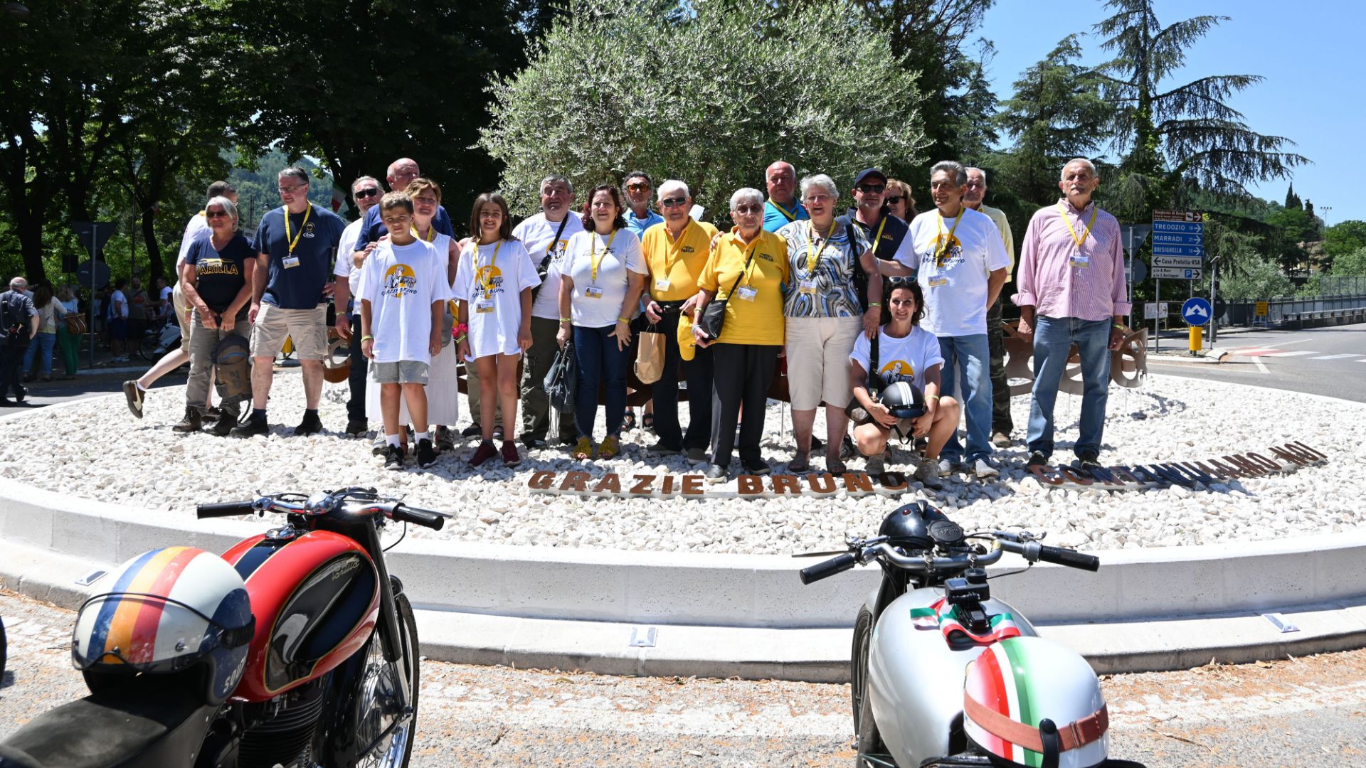 Persone in posa per una foto gruppo presso la rotonda intitolata a Bruno Baccari.