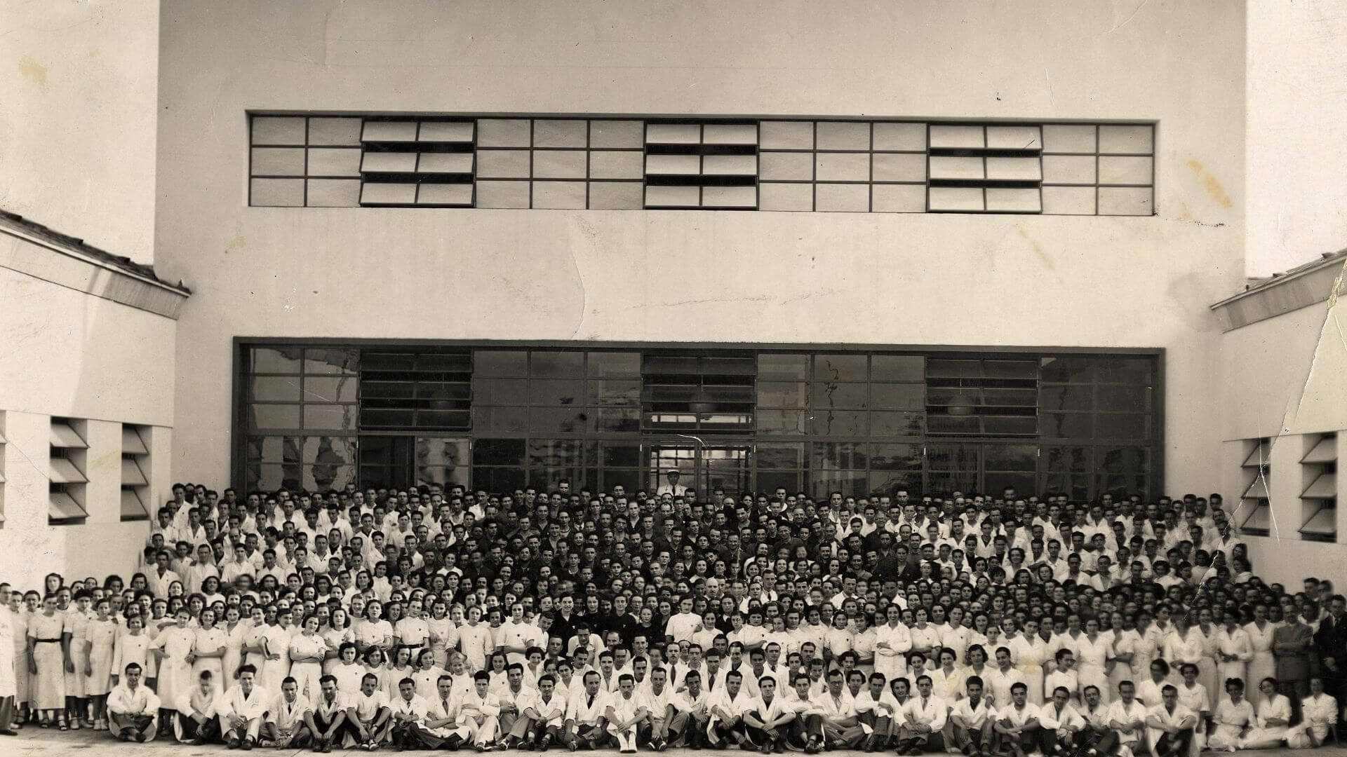 foto d'epoca di dipendenti Ducati davanti all'ingresso del vecchio stabilimento