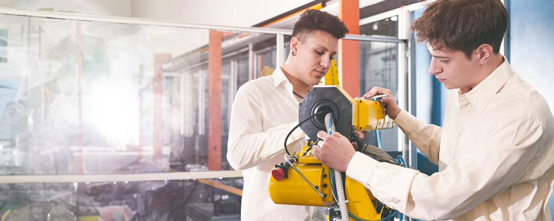 studenti al montaggio di un componente meccanico in contesto industriale