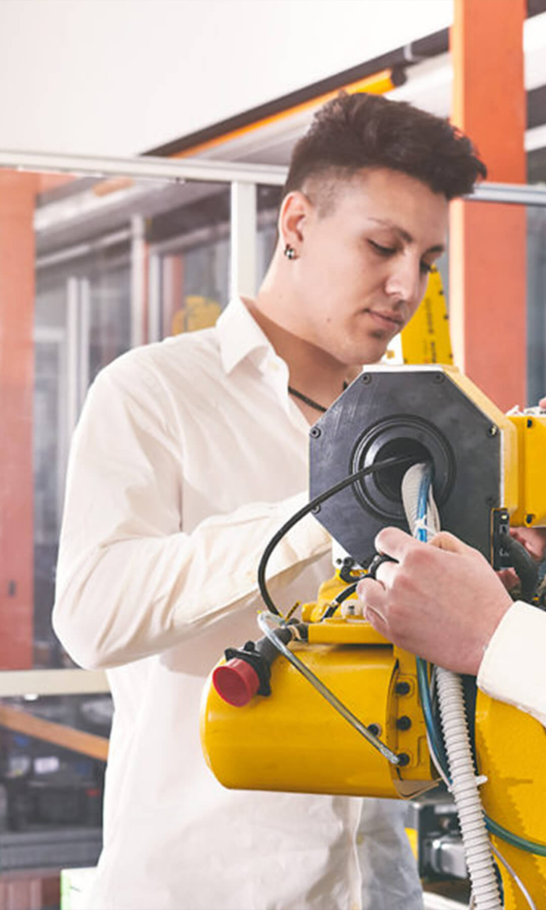 studenti al montaggio di un componente meccanico in contesto industriale
