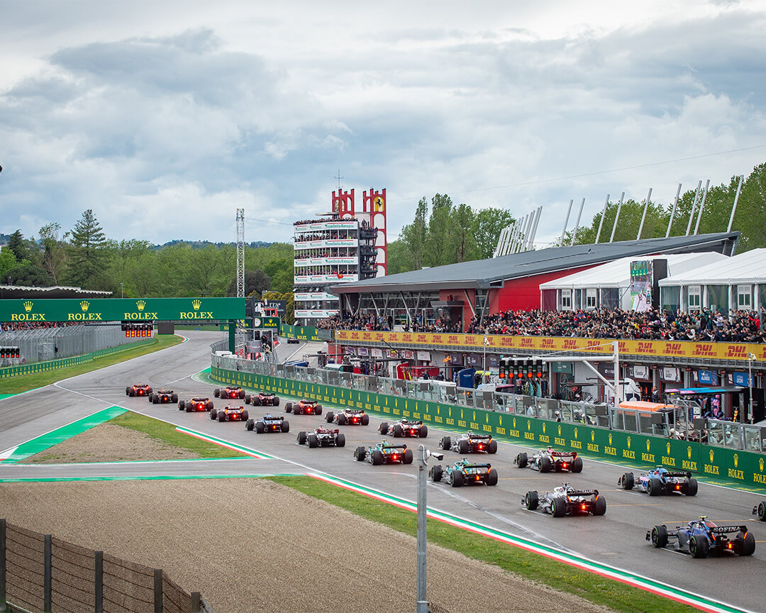 griglia di partenza, con le auto posizionate, durante un Gran premio di formula 1 dell'autodromo internazionale enzo e dino ferrari