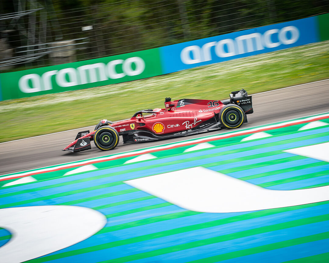 Ferrar SF-24 di charles leclerc che percorre un pezzo del tracciato dell'autodromo enzo e dino ferrari