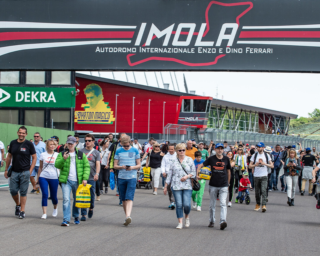 tifosi del mondo dei motori che passeggiano nel circuito dell'autodromo enzo e dino farrari