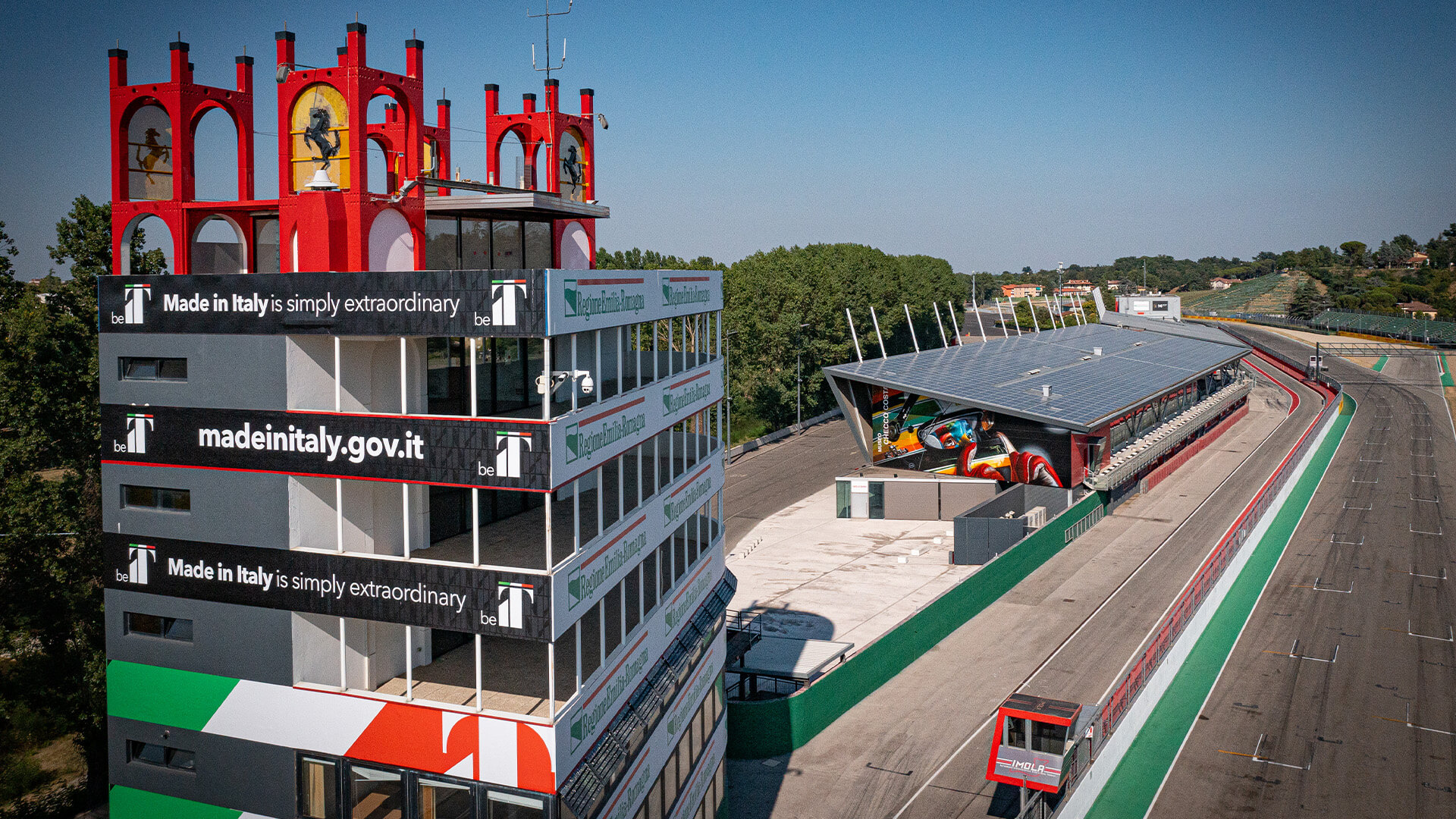 vista aerea della pitlane del circuito dell'autodromo enzo e dino ferrari