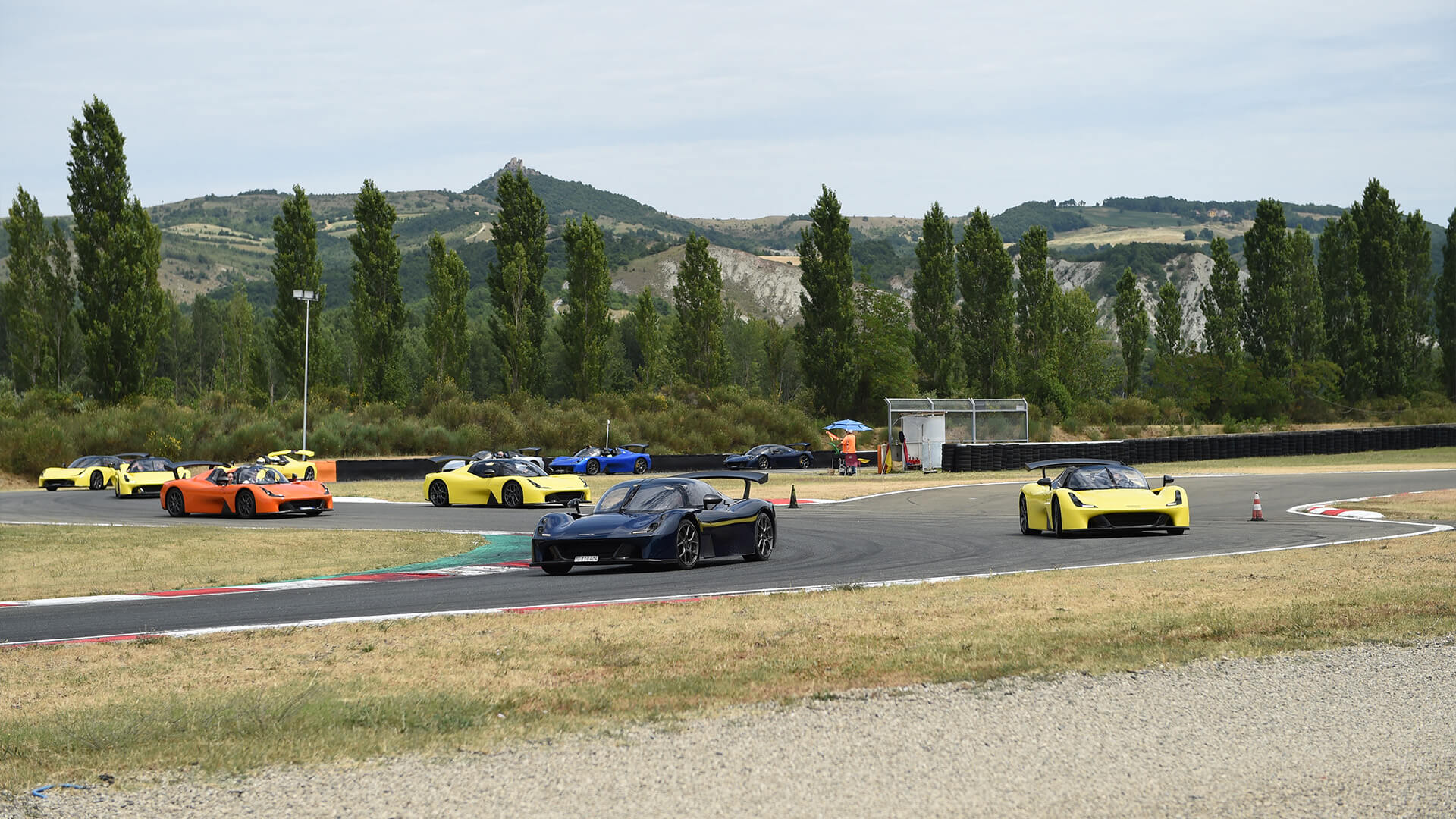 Una serie di dallara stradale che percorrono il circuito dell'autodromo di varano