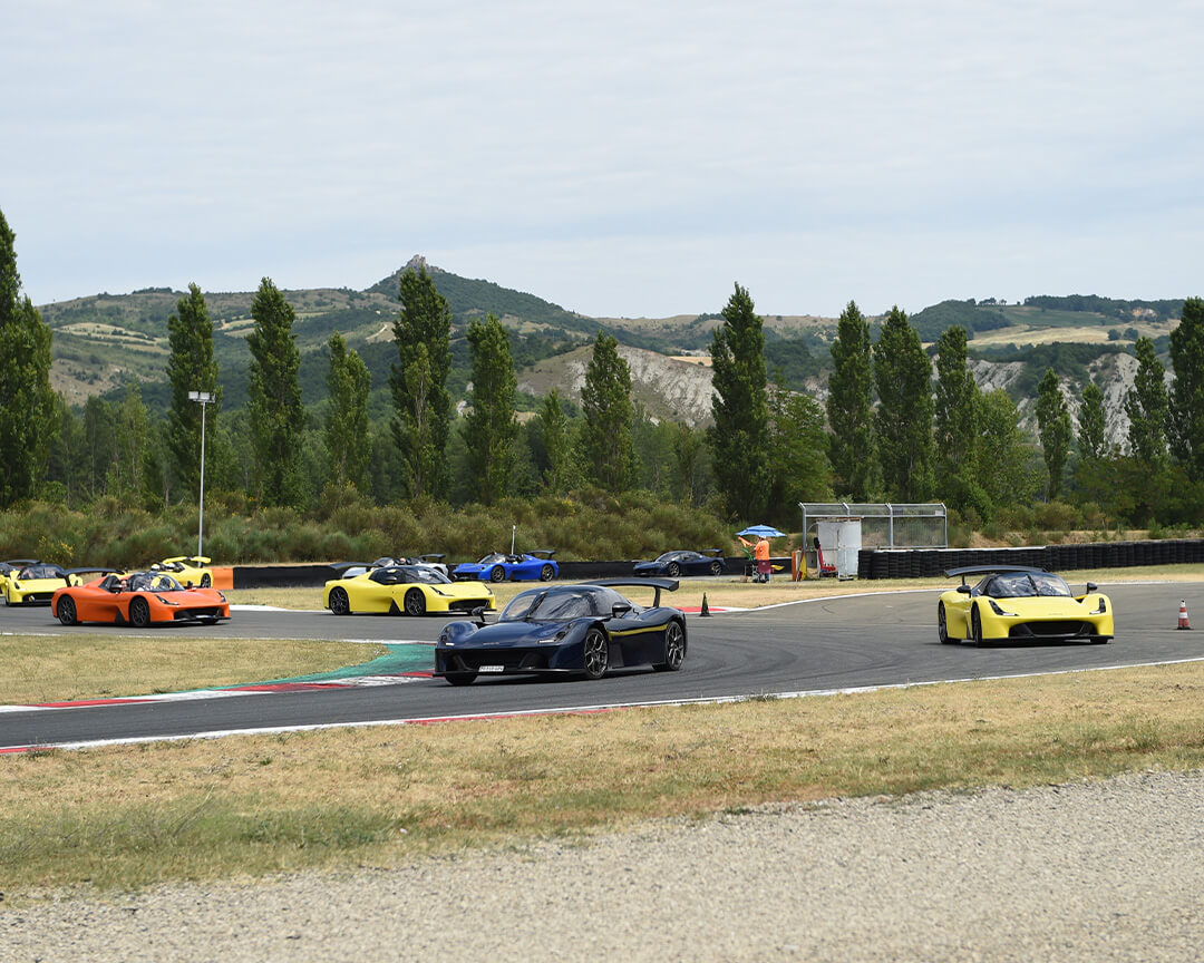 Una serie di dallara stradale che percorrono il circuito dell'autodromo di varano
