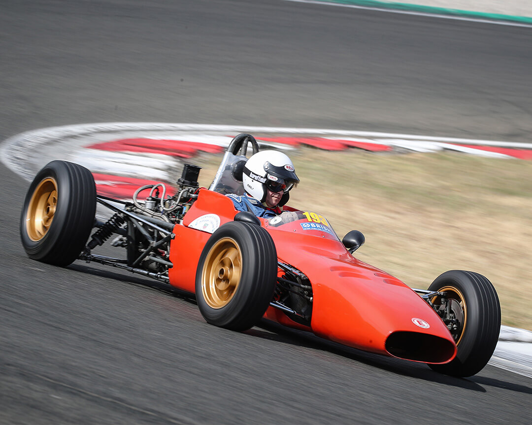 Una monoposto d'epoca che percorre una curva dell'autodromo di varano