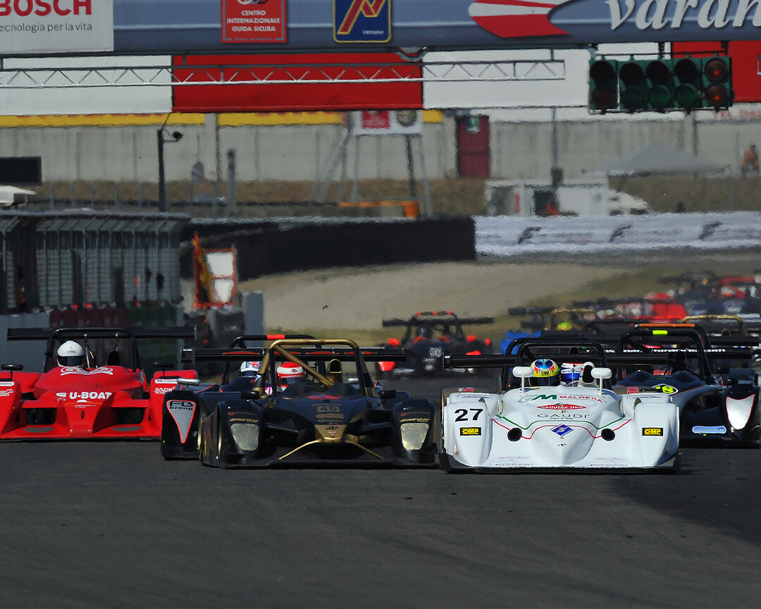 Durante un gran premio di campionato italiano Sport Prototipi (CISP) le auto percorrono il circuito dell'autodromo di varano