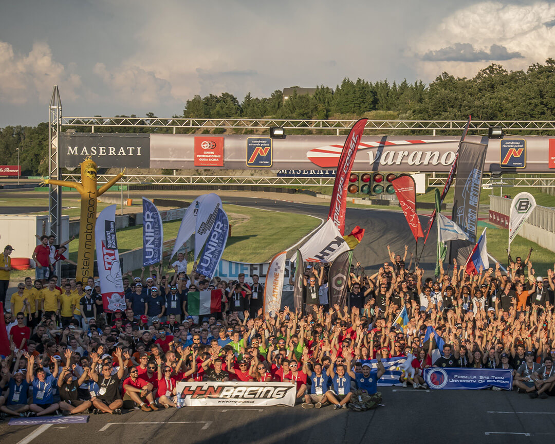 tutto il personale dell'autodromo di varano e le varie scuderie che ci corrono in posa per una foto alla linea di partenza del circuito