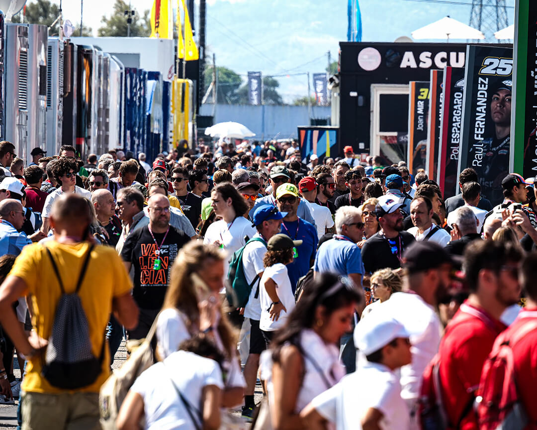 Appassionati di motori affollano il paddok di Misano in occasione di una gara di Moto Gp