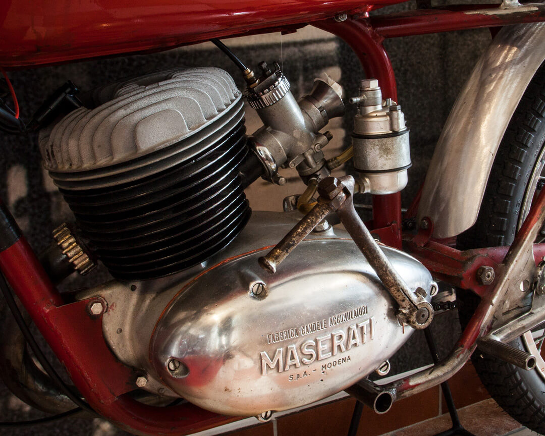 dettaglio della marmitta di una moto d'epoca con scritta tutto in maiuscolo Maserati s.p.a Modena