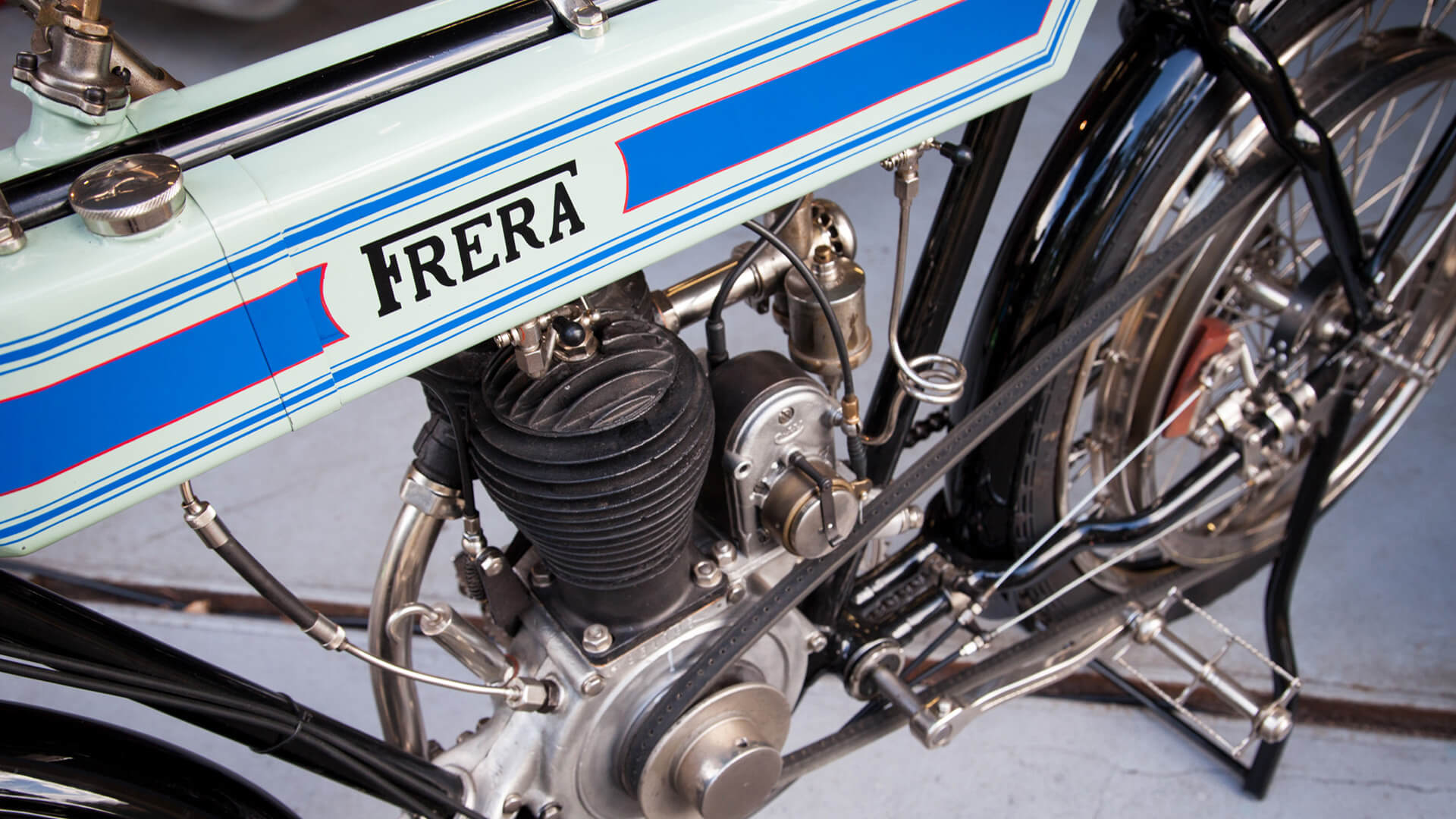 Dettaglio del motore di un motociclo frera all'interno della collezione battilani