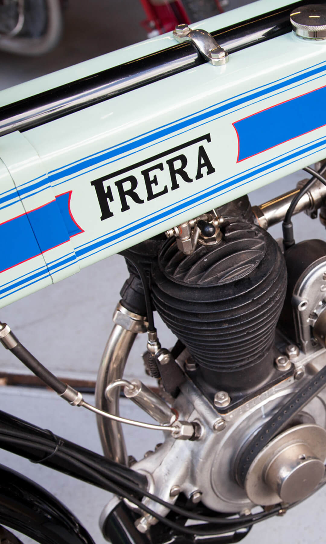 Dettaglio del motore di un motociclo frera all'interno della collezione battilani