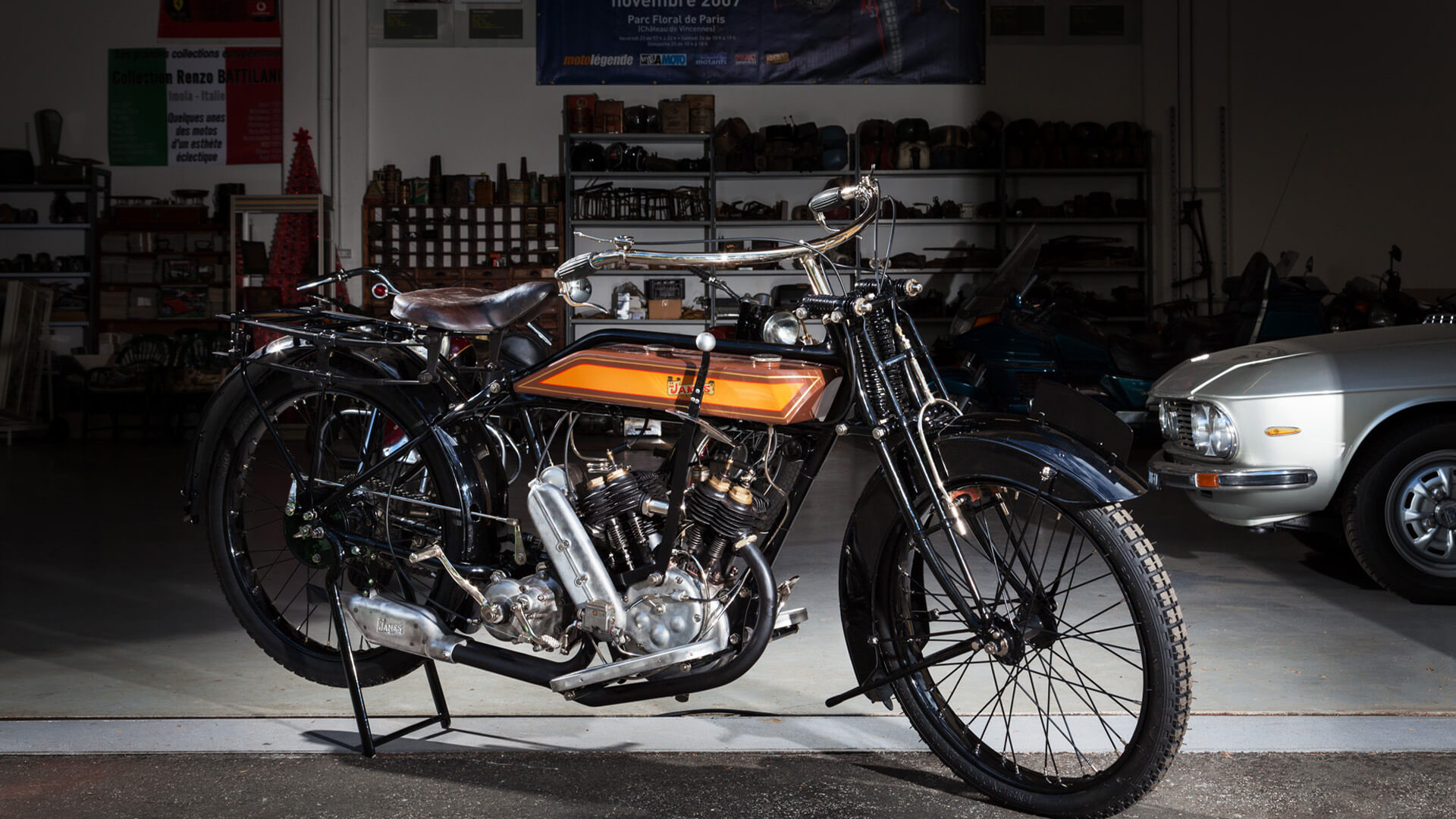 Moto d'epoca james nera della collezione battilani, al centro della sala espositiva sotto i riflettori