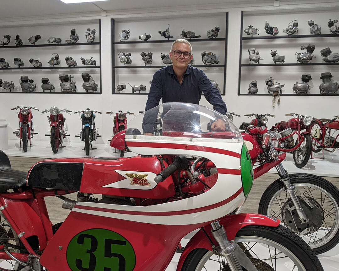 foto del signor Nigelli con una moto d'epoca marca Morini modello Settebello corsa 250 color rosso