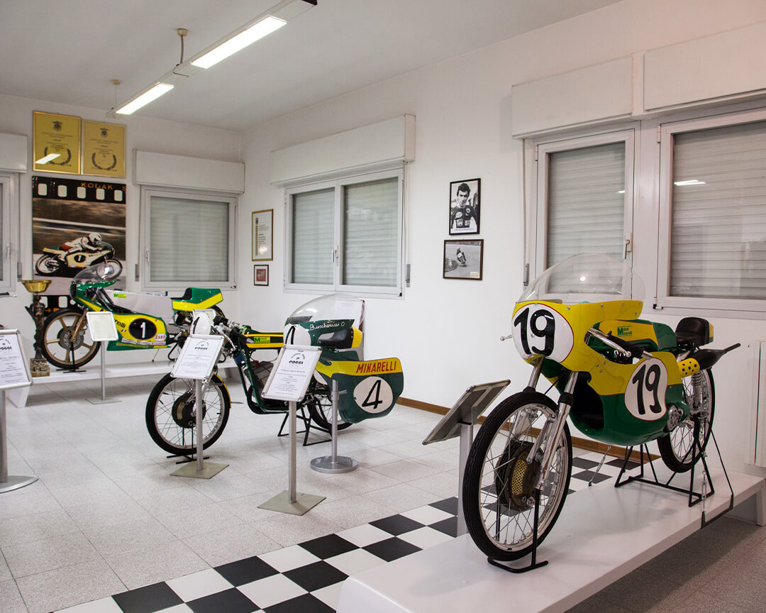 In one room of the Poggi collection, motorbikes and parts of Minarelli motorbikes with yellow and green racing livery are on display.