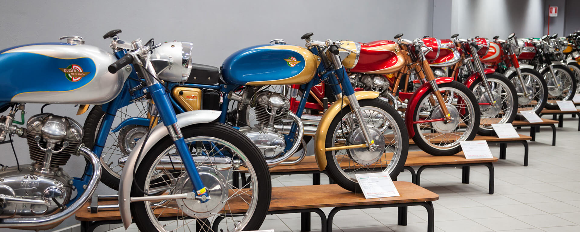 vista laterale di moto d'epoca modello Ducati Meccanica