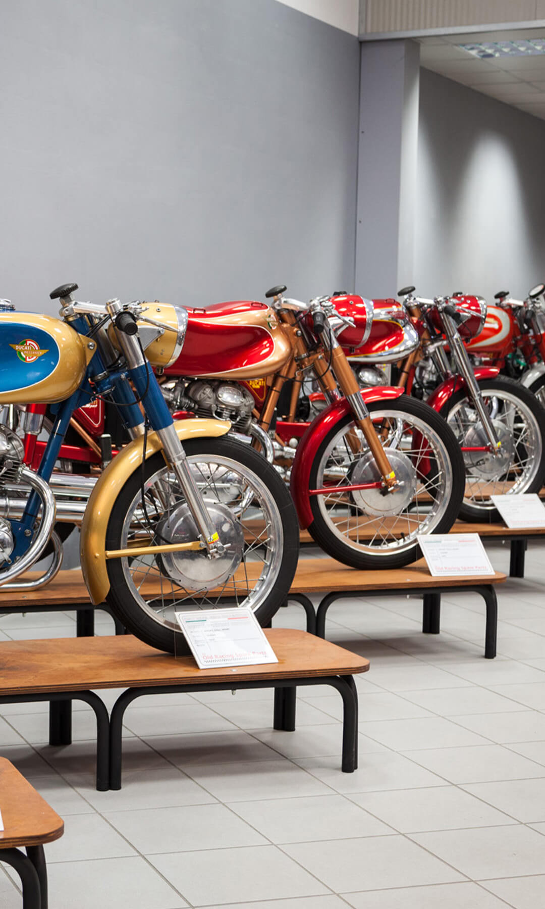 vista laterale di moto d'epoca modello Ducati Meccanica