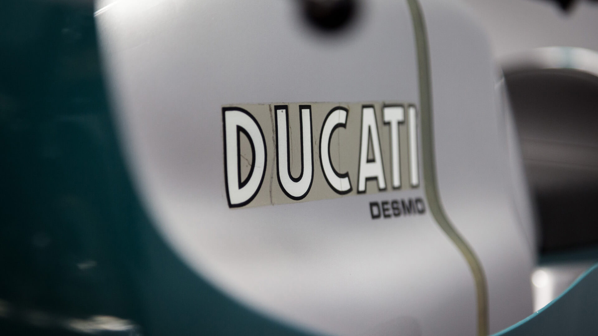 dettaglio di logo Ducati e modello Desmo di moto d'epoca