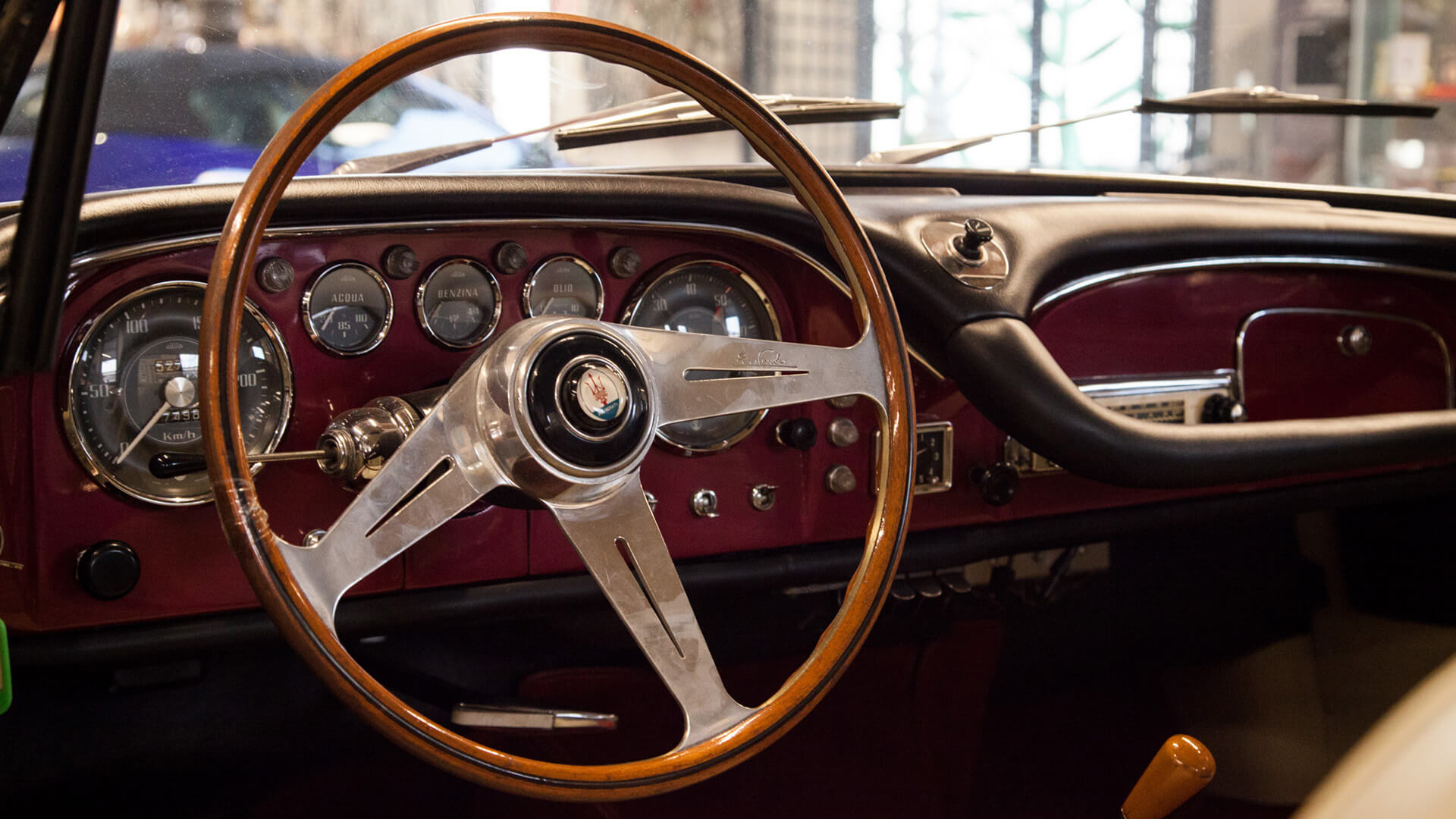 Cruscotto e volante di una maserati d'epoca all'interno della collezione umberto panini