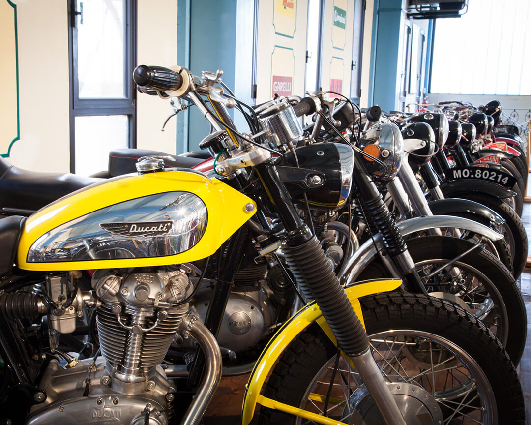 Diverse moto d'epoca all'interno della collezione umberto panini. In primo piano una ducati gialla e con dettagli cromati