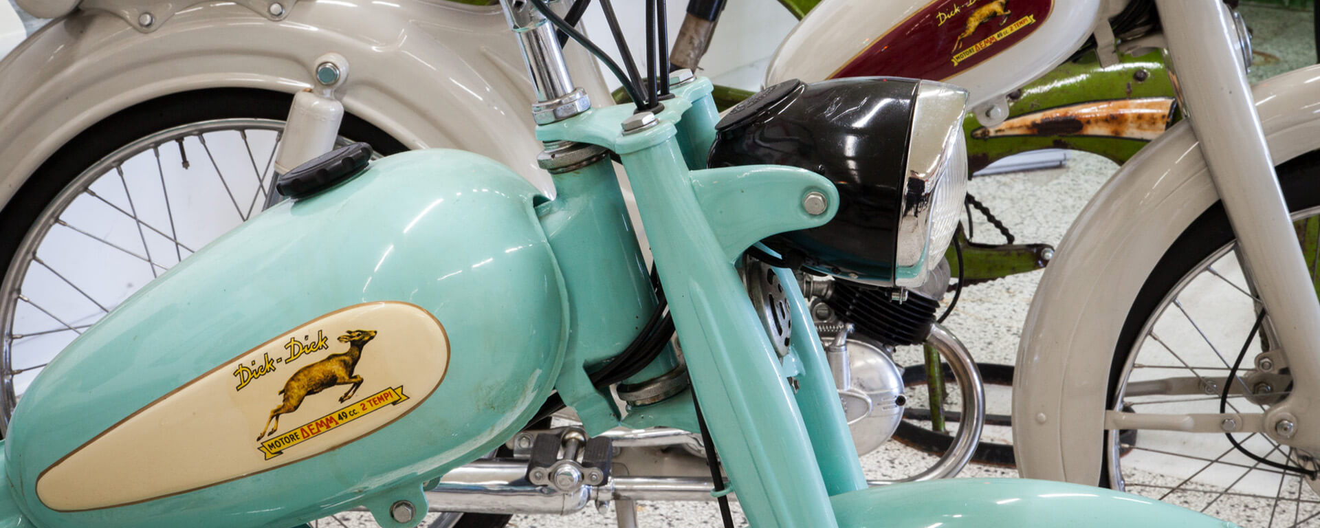Parte anteriore di una moto d'epoca con motore demm 49cc due tempi, della collezione del museo demm