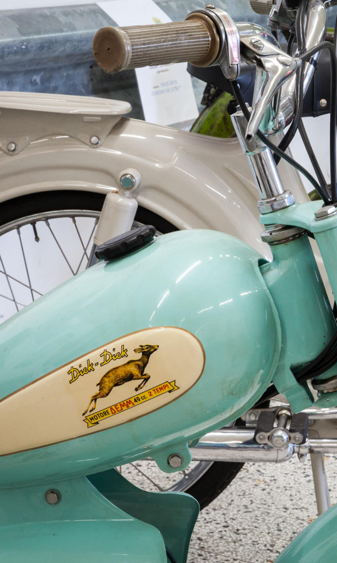 Parte anteriore di una moto d'epoca con motore demm 49cc due tempi, della collezione del museo demm