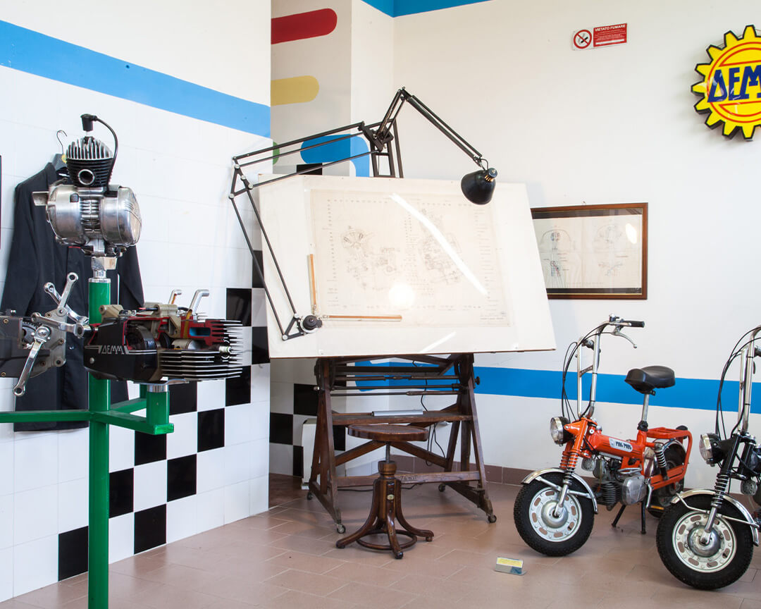 Nel museo demm, all'interno di una delle sale si vedono un motore smontato, dei motocicli da collezione ed un tavolo per il disegno tecnico