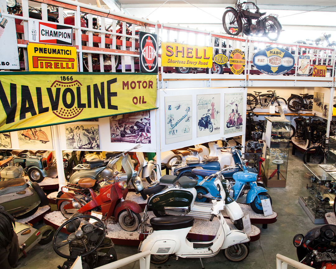 Inside the National Motorcycle Museum you can see a room with several antique Vespas and vintage motorbikes, and on the walls hang several plaques, memorabilia and motoring posters