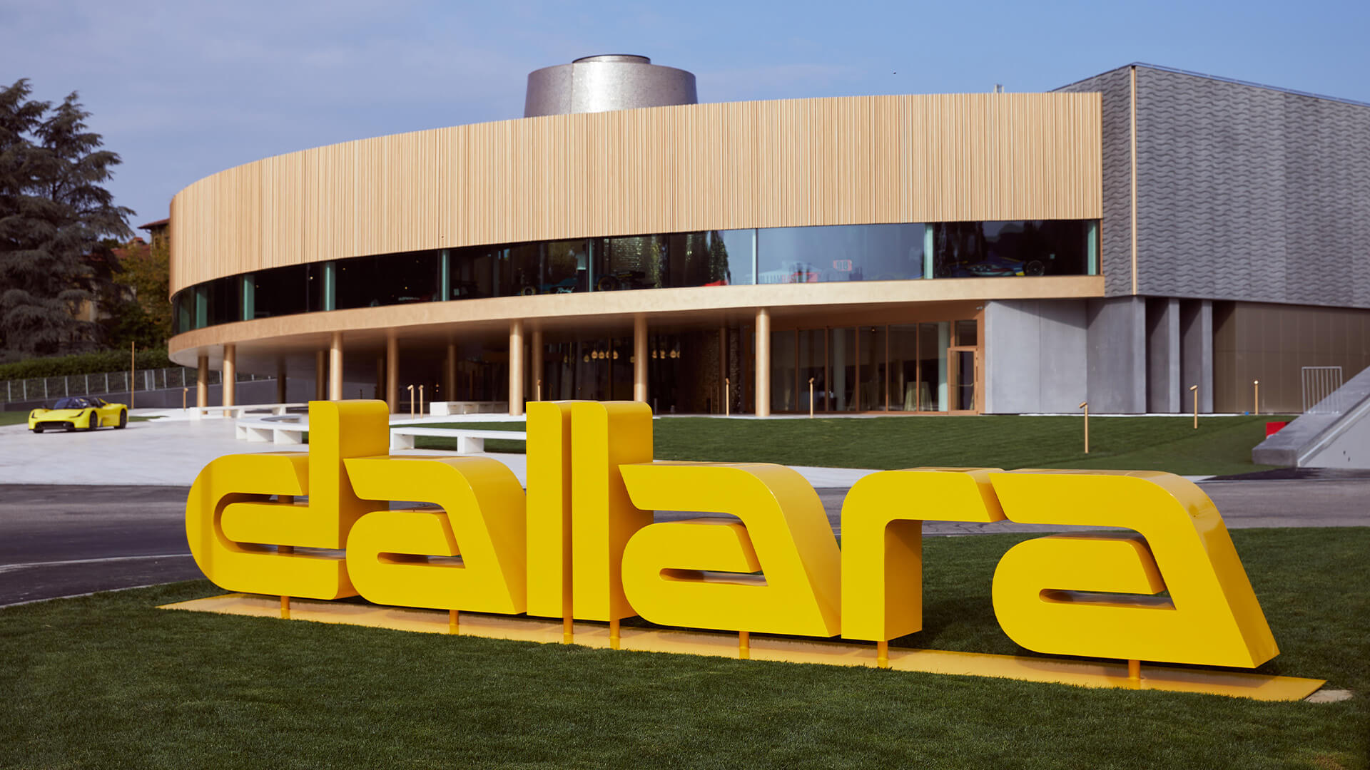 logo Dallara all'esterno dell'azienda con vista sull'Academy