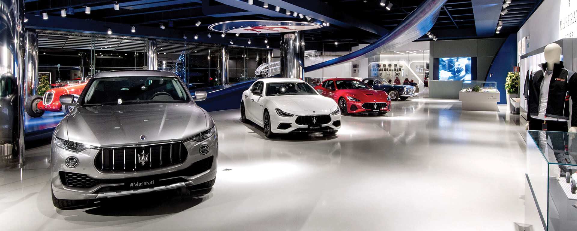 berline Maserati grigia bianca e rossa, esposte nello showroom a Modena