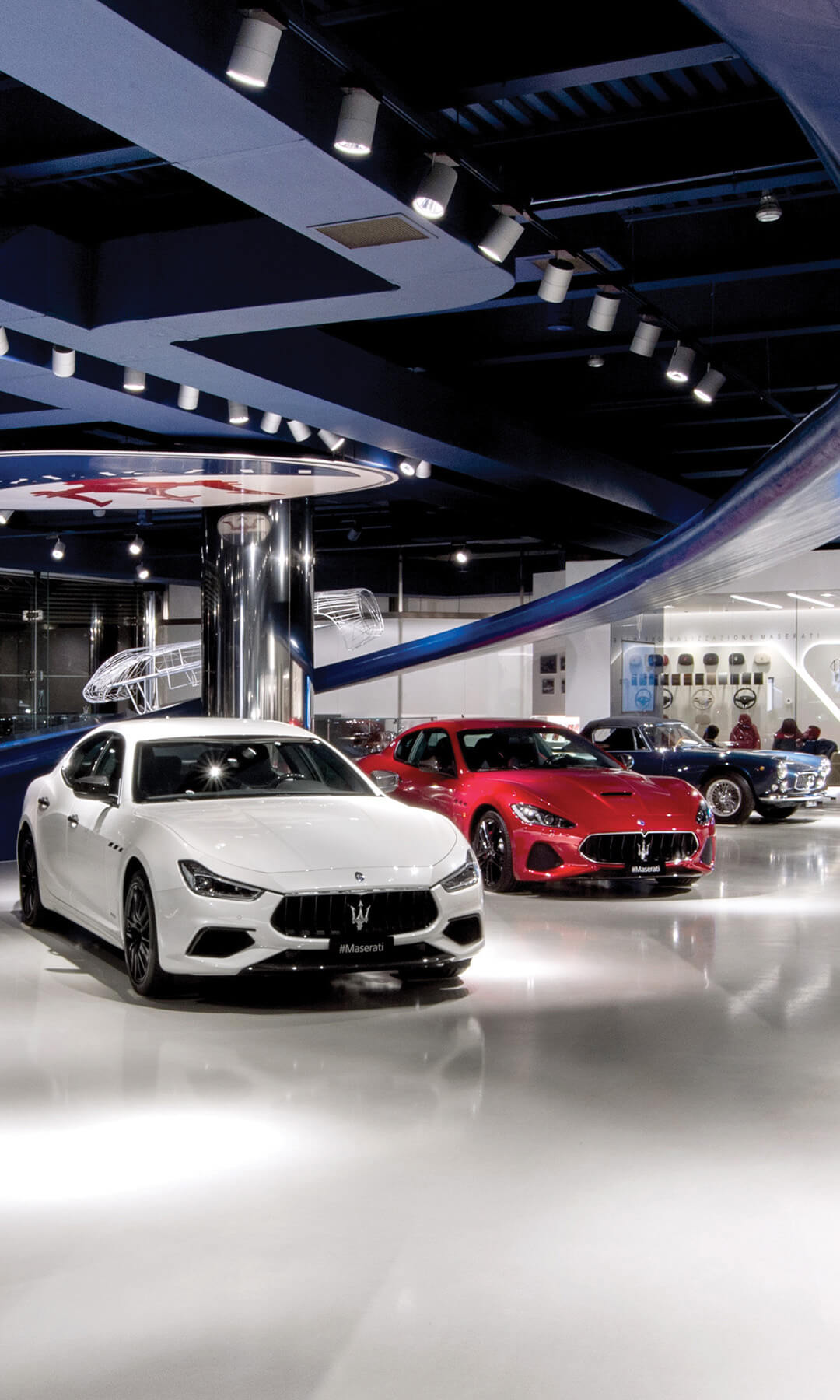 berline Maserati grigia bianca e rossa, esposte nello showroom a Modena