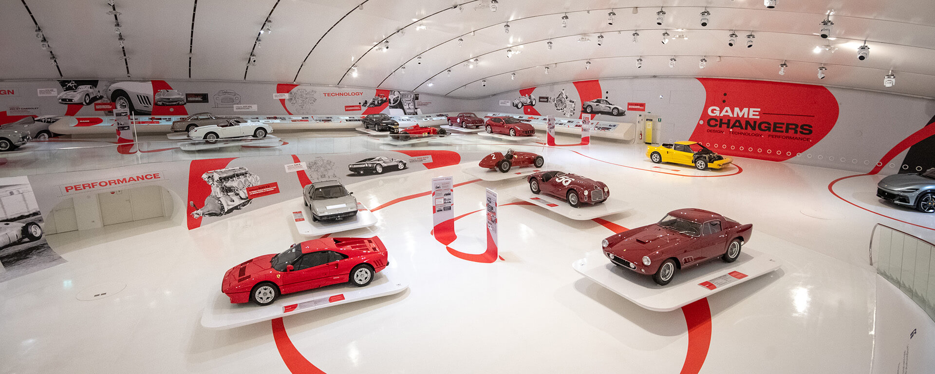 vista dall'alto della sala principale del Museo Enzo Ferrari con diverse automobili esposte