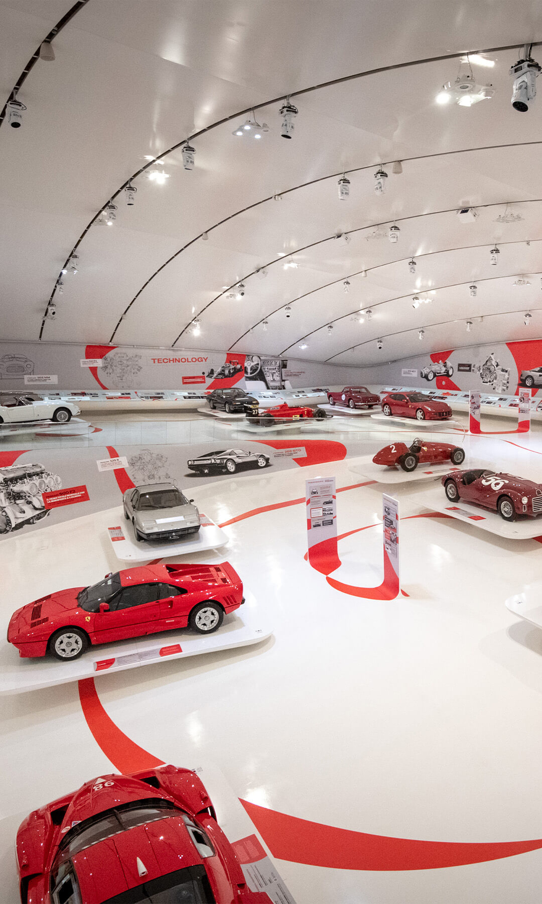 vista dall'alto della sala principale del Museo Enzo Ferrari con diverse automobili esposte