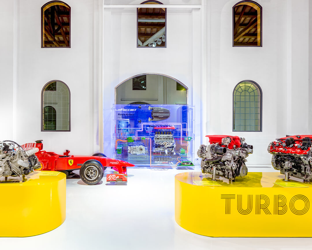 Veduta laterale di motori Ferrari esposti al Museo Enzo Ferrari di Modena