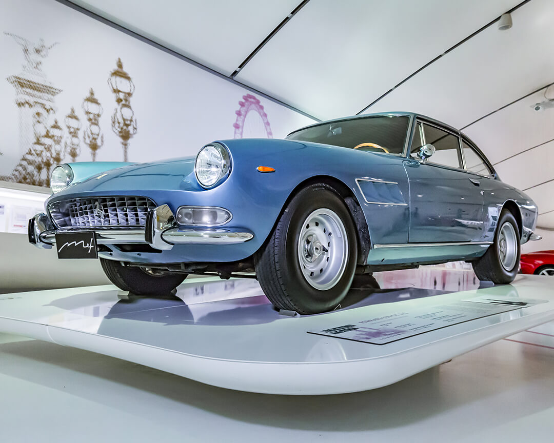 Una Ferrari 330 GT 2+2 prodotta negli anni '60. La vettura è esposta al Museo Enzo Ferrari di Modena