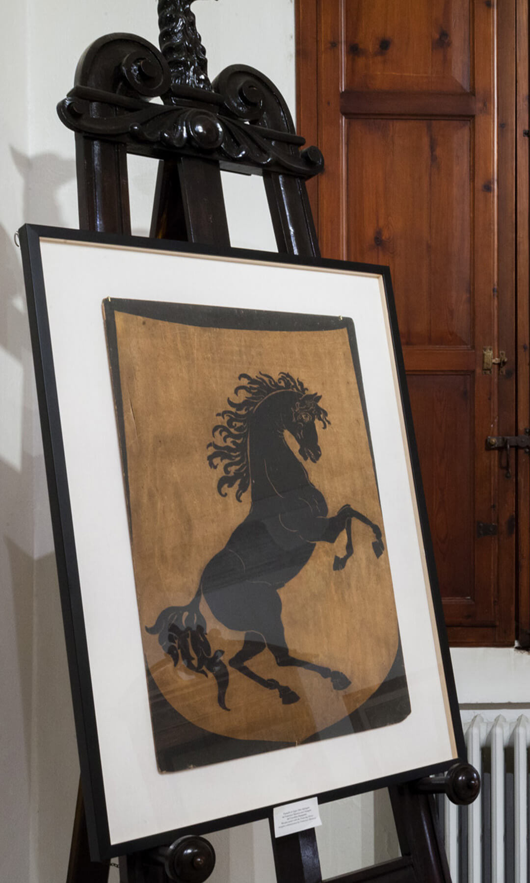 All'interno di una cornice, una tela che raffigura il cavallino rampante simbolo di Francesco Baracca, in una della stanze dell'omonimo museo