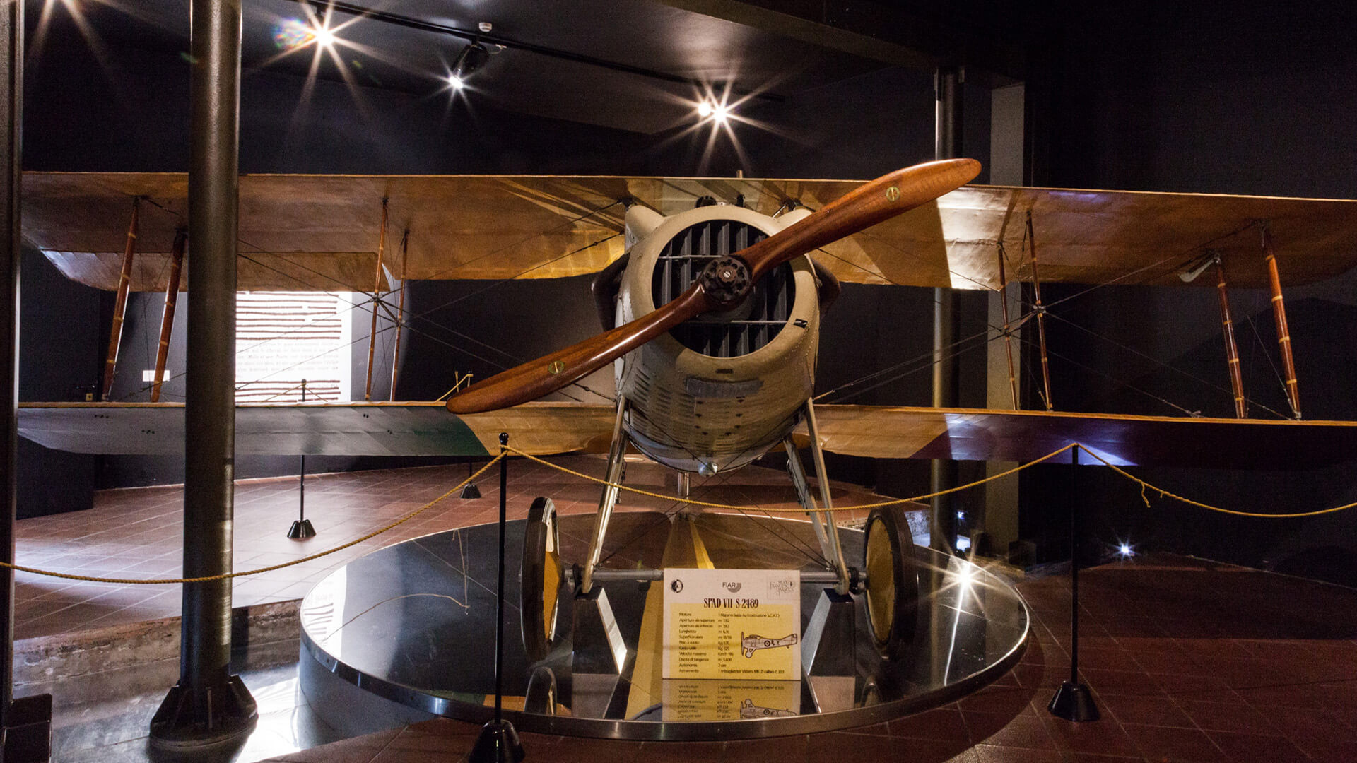 Vista frontale dell'aereo pilotato da francesco baracca durante la prima guerra mondiale, situato nell'omonimo museo