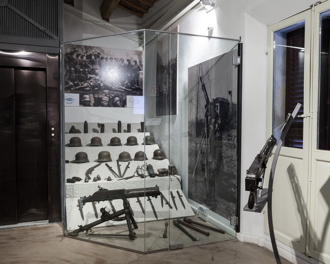 All'interno del museo francesco baracca, una teca che custodisce elmetti e diverse armi utilizzate nella prima guerra mondiale