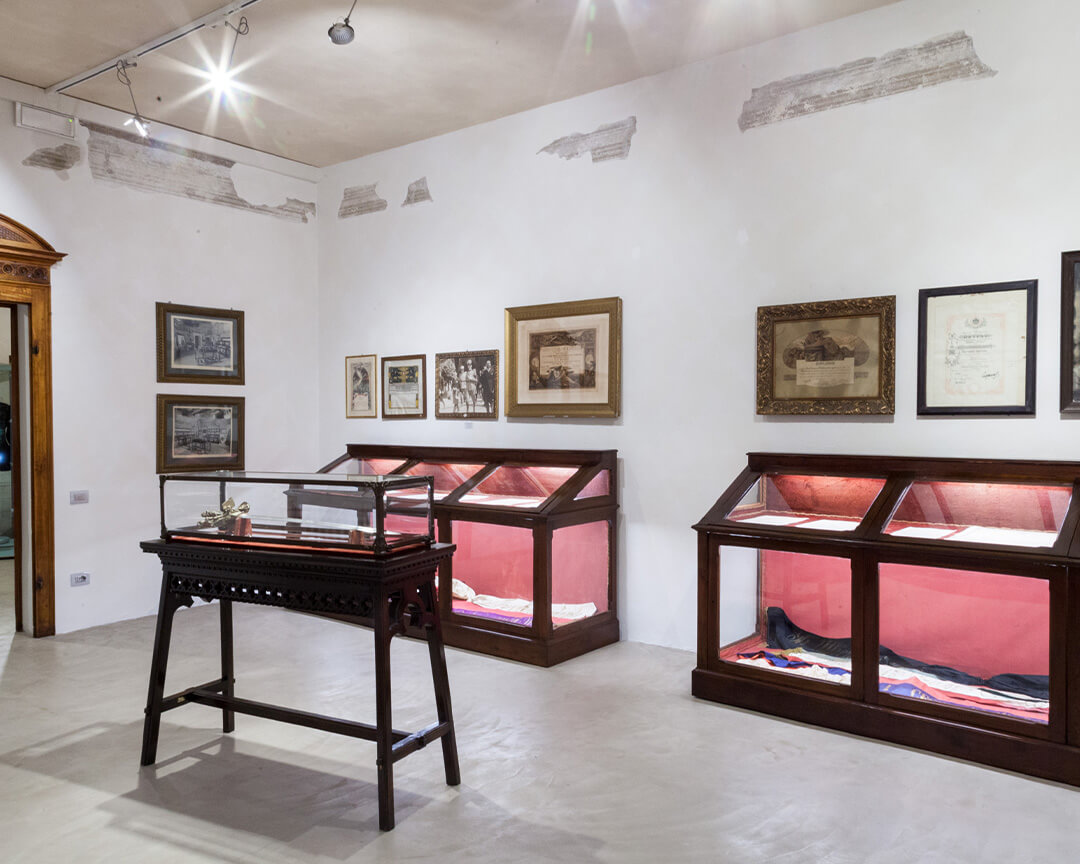 In una sala del museo francesco braracca, sono esposte le divise dei piloti militari dell'epoca, insieme a fotografie e cimeli della prima guerra mondiale appesi alle pareti