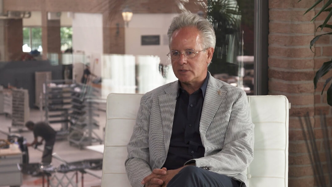 primo piano di Horacio Pagani seduto durante un'intervista nel Museo