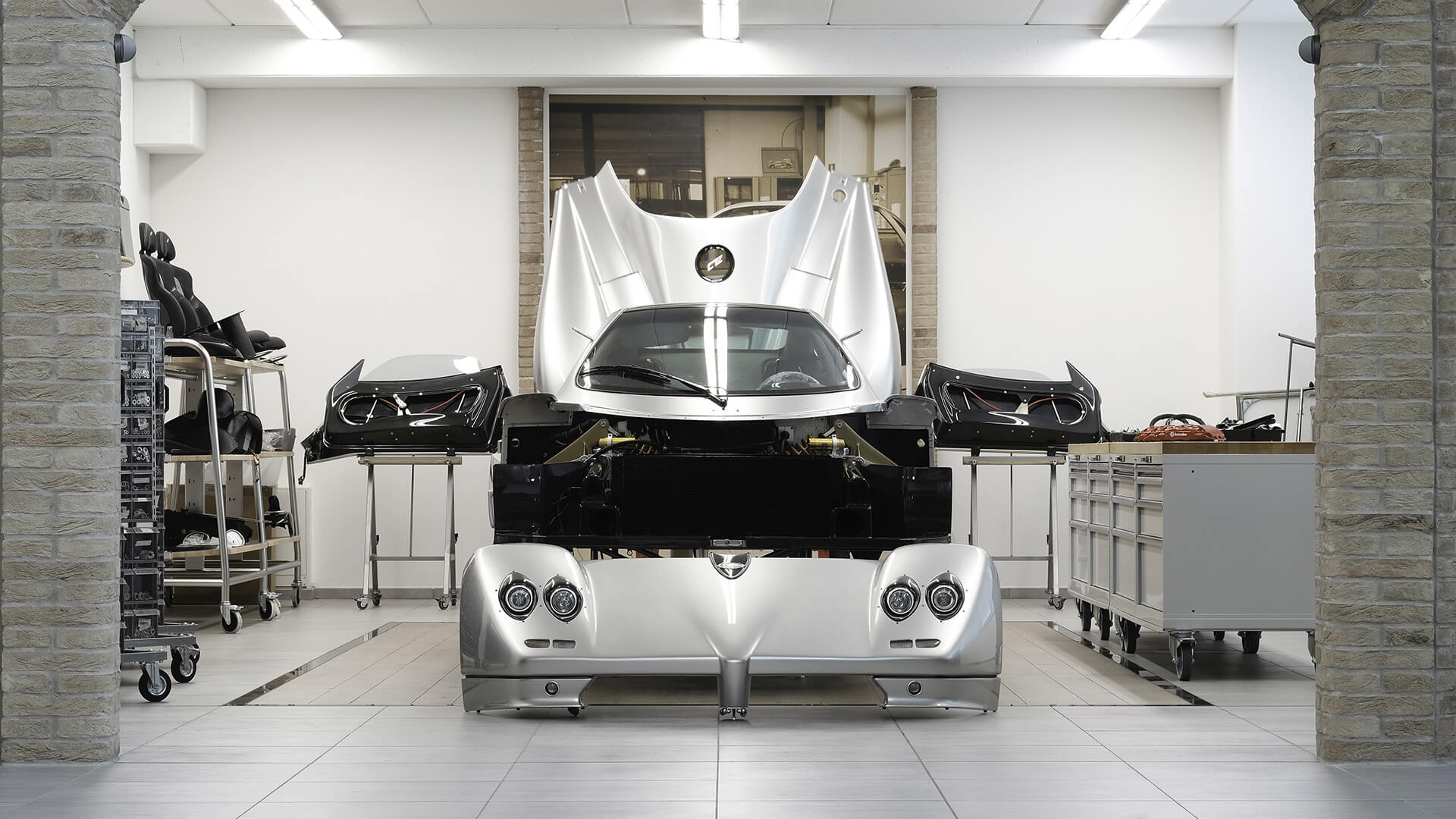 Pagani in costruzione presso l'omonimo Atelier.
