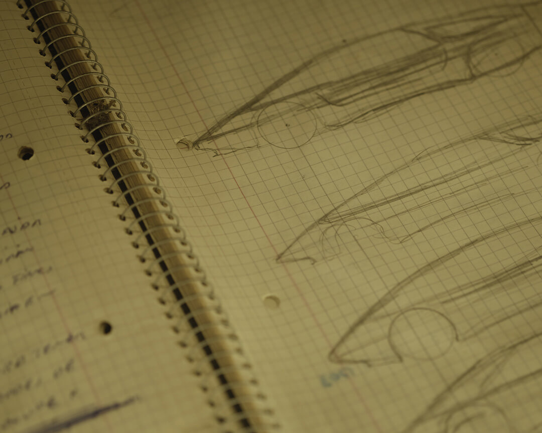 sketche e bozzetti a matita di supercar Pagani su quaderno a quadretti