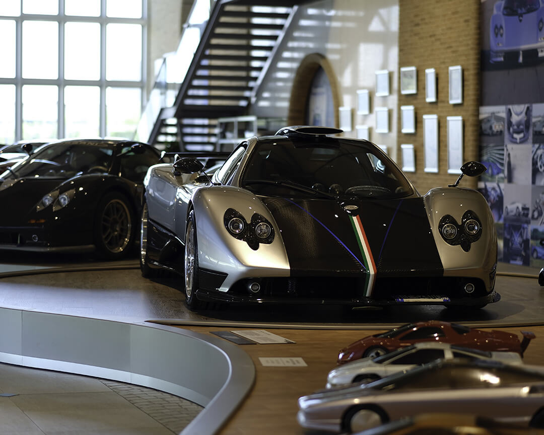 vista su Pagani Zonda con cofano con striscia tricolore italiano esposta al museo