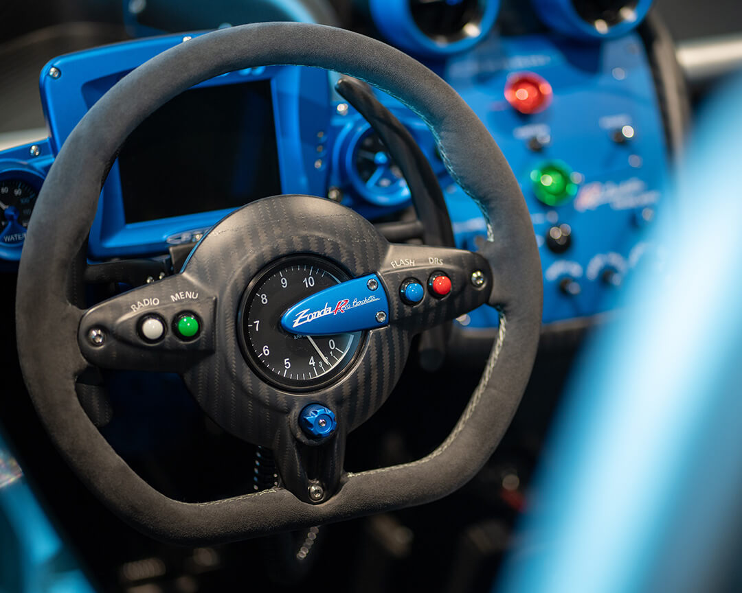 dettaglio su volante sportivo della Pagani Zonda