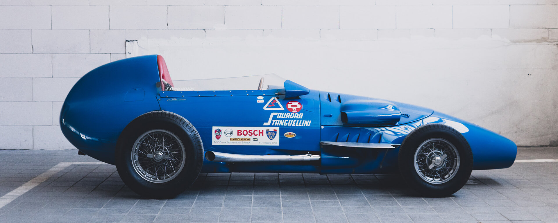 laterale di prototipo d'auto da corsa Stanguellini blu con adesivi vintage